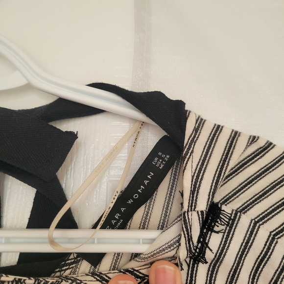 Feminine and airy cotton blouse with tie back detail - Picture 3 of 4